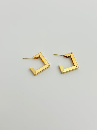 Queen Square Medusa Golden Earrings.