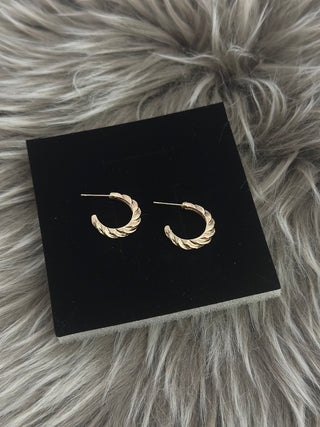 Queen Medusa Chain Pattern Golden Earrings